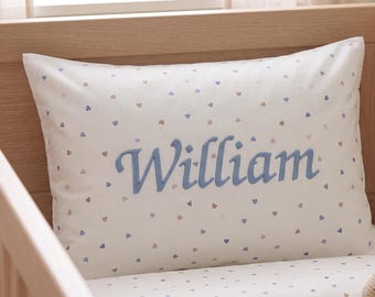 Gepersonaliseerde babybeddengoedset, dekbedovertrek met geborduurde naam, babykamerlinnen met kleine hartjes