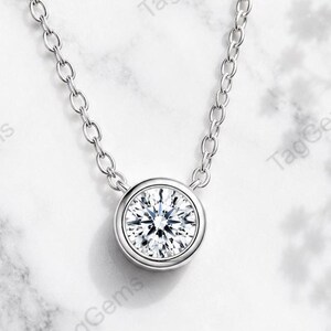 Collar solitario de moissanita redonda, colgante con engaste de bisel en plata de ley 925, regalo de joyería nupcial minimalista