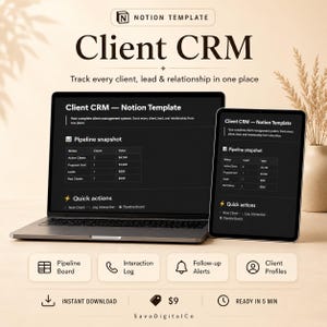 以下が含まれることがあります： ノートパソコンとタブレットの画面に表示されたクライアントCRM用のNotionテンプレート。インターフェースには、パイプラインスナップショットテーブル、クイックアクション、パイプラインボード、インタラクションログ、フォローアップアラート、クライアントプロファイルのセクションが含まれています。