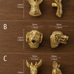 Puede incluir: Tres juegos de pomos para armarios de metal dorado con forma de animal etiquetados A, B y C. El A es un conejo de 35mm de ancho por 46mm de alto. El B es un perro de 28mm de ancho por 35mm de alto. El C es un ciervo de 18mm de ancho por 53mm de alto.