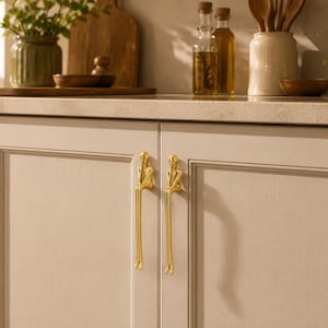 Luxe messing kastgreep met zittende man, moderne gouden ladeknop, unieke knop met mensenfiguur, vintage kastdeurgreep, dressoirkastgreep