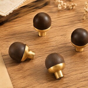 Pomelli per mobili in legno naturale, maniglie per cassetti in ottone spazzolato, accessori moderni per mobili, maniglie decorative per cucina, cassettiera e armadio.