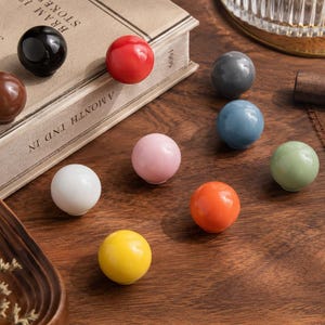 Kleurrijke keramische bolknoppen, schattige pastelkleurige ladehandgrepen, moderne ronde kastknoppen, decoratieve meubelbeslag voor de kinderkamer