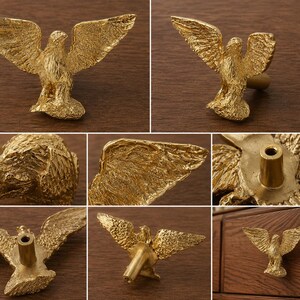 Puede incluir: Un pomo de mueble de metal dorado con forma de &aacute;guila con las alas extendidas. La superficie texturizada muestra plumas detalladas y un poste de montaje central en la parte posterior. El pomo se muestra desde varios &aacute;ngulos y en un caj&oacute;n.