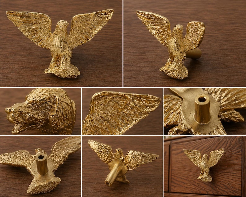 Puede incluir: Un pomo de mueble de metal dorado con forma de &aacute;guila con las alas extendidas. La superficie texturizada muestra plumas detalladas y un poste de montaje central en la parte posterior. El pomo se muestra desde varios &aacute;ngulos y en un caj&oacute;n.