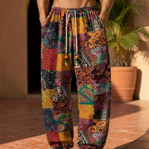 Può includere: Pantaloni dal taglio ampio caratterizzati da un vivace design patchwork multicolore con vari motivi paisley, floreali e geometrici nelle tonalità dell'arancione, viola, verde e giallo. I pantaloni presentano un elastico in vita con coulisse bianca.