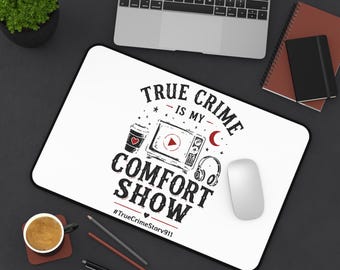 Skrivbordsmatta för True Crime Comfort Show | Skrivbordsmatta för Podcast TV Kaffe Hörlurar