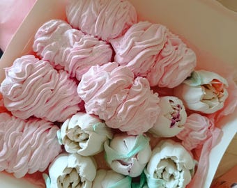 Marshmallows! A mix of swirls and flowers! Box diameter: 18 x 18 cm.
