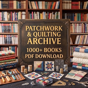 Pode incluir: Uma placa escura com texto dourado PATCHWORK & QUILTING ARCHIVE 1000+ BOOKS PDF DOWNLOAD. Inclui pilhas de tecido, blocos de acolchoado, ferramentas de costura, cortadores rotativos, dedais, agulhas, botões e réguas numa superfície escura.