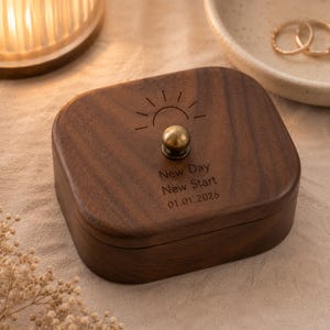 Houten houder voor tandenstokjes, gegraveerde walnotenhouten opbergdoos voor de badkamer, tandenstokjeshouder met naam en messing knop