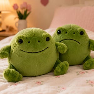 Peluche de rana gruñona – 15 cm, juguete suave y aterciopelado – Compañero de escritorio expresivo para decorar estantes y habitaciones.