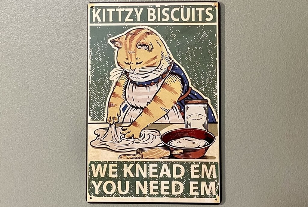 Cartello In Metallo Vintage 20x30 Cm 'Kitty Biscuits We Knead Em' | Decorazione Da Parete Per Casa, Giardino, Cucina O Ufficio | Regalo Divertente