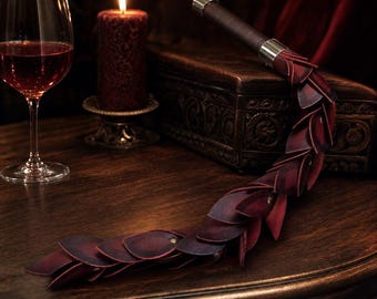 Drachenschuppen-Flogger | Handgefertigtes Leder Spielzeug Purpur & Braune Wyrm-Schuppen | Handwerker BDSM Zubehör | LARP Requisit