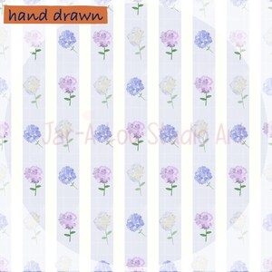 Peut inclure: Un motif répétitif de fleurs d'hortensia dessinées à la main en violet, bleu et blanc sur un fond de rayures verticales blanches et bleu clair. Le texte hand drawn apparaît dans un encadré orange en haut à gauche, et Jai-A-loo Studio Art est visible.