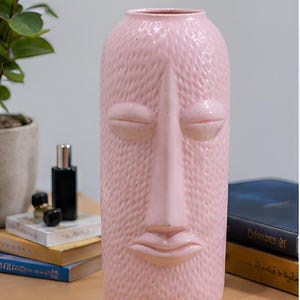 Nowoczesny różowy ceramiczny wazon na twarz | Abstrakcyjna doniczka z ludzką twarzą | Luksusowa, teksturowana doniczka na stół | Prezent w postaci ceramicznej sztuki