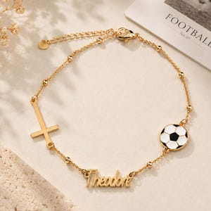 Pulsera de fútbol con nombre grabado, pulsera de cruz y balón de fútbol de oro, regalo de joyería deportiva personalizada para él.