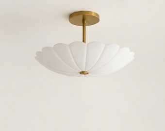 Weiße Blumen-Deckenleuchte | Halbeinbauleuchte mit Messingblütenmotiv | Skandinavische Schlafzimmerlampe