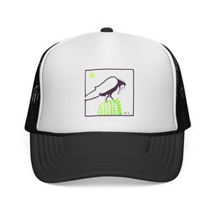 Peut inclure: Une casquette trucker blanche et noire avec une impression graphique carrée sur le panneau avant. Le motif représente un oiseau sombre perché sur un cactus texturé vert vif sur un fond clair avec un petit cercle vert citron dans le coin.