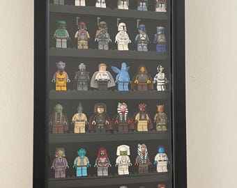 Könnte beinhalten: Eine rechteckige schwarze Vitrine mit Glasfront und sechs horizontalen Regalböden. Jedes Regal enthält eine Sammlung verschiedener Kunststoff-Minifiguren, darunter Charaktere mit Helmen, Umhängen und unterschiedlich farbigen Outfits in Reihen.