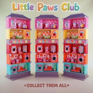 Könnte beinhalten: Drei identische mehrstöckige Spielzeughäuser mit der Aufschrift Little Paws Club, ausgestattet mit bunten Zimmern, Miniatur-Tierfiguren, Möbeln und Zubehör. Die Gebäude haben violette Dächer und Wände mit einer Ziegelstein-Textur.