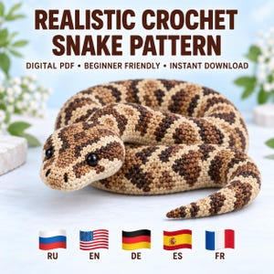 K&ouml;nnte beinhalten: Ein geh&auml;keltes Schlangenspielzeug mit einem Muster in Braun, Beige und Dunkelbraun sowie schwarzen Perlenaugen. Der Text dar&uuml;ber lautet REALISTIC CROCHET SNAKE PATTERN, DIGITAL PDF, BEGINNER FRIENDLY, INSTANT DOWNLOAD, mit f&uuml;nf kleinen Flaggen.
