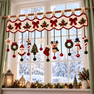 Op de afbeelding: Een crèmekleurige gehaakte raamvalance met een geschulpte rand en rode afwerking, versierd met rode strikken en hulstbessen. Aan de valance hangen diverse gehaakte ornamenten, waaronder een kerstman, een rendier, een sneeuwpop en zuurstokken.