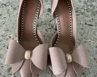 Betsey Johnson Kyliee sapato de salto com laço e pérolas