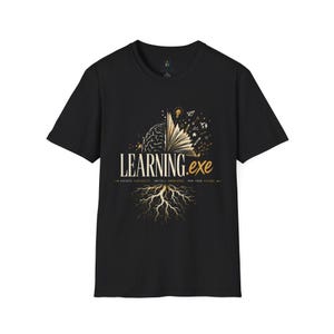 Peut inclure: Un t-shirt noir à manches courtes avec un graphique représentant un cerveau fusionnant avec un livre ouvert et des racines vers le bas. Le texte indique LEARNING.exe avec le sous-texte EXECUTE CURIOSITY INSTALL KNOWLEDGE RUN YOUR FUTURE.