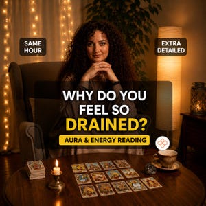 Könnte beinhalten: Eine Person mit lockigem Haar sitzt an einem runden Holztisch mit Tarotkarten, einer brennenden Kerze und einer Teetasse. Textüberlagerungen lauten: SAME HOUR, EXTRA DETAILED, WHY DO YOU FEEL SO DRAINED? und AURA & ENERGY READING.