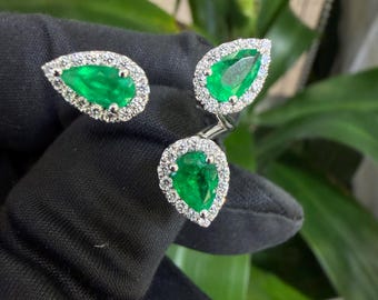 Anel com esmeralda colombiana natural e diamantes.