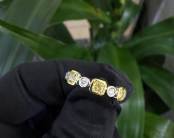 Ring with natural fancy yellow and white diamonds.