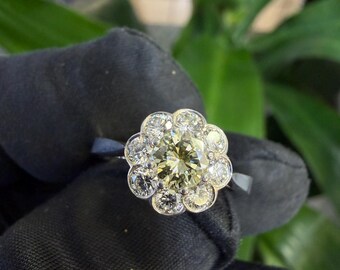 Anello in oro bianco 18 carati con diamanti naturali.