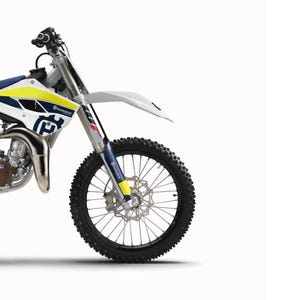 Puede incluir: Una portada de manual de reparación de motocicleta Husqvarna TC 85 con un gráfico de moto de cross blanca, amarilla y azul. El texto incluye PIONEERING SINCE 1903, REPARATURANLEITUNG 2017, TC 85, Art.-Nr. 3403038de y el logo de Husqvarna Motorcycles.