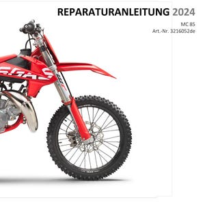 Puede incluir: Un manual blanco titulado REPARATURANLEITUNG 2024 MC 85 Art.-Nr. 3216052de con el logotipo de GASGAS arriba y abajo. La portada muestra una vista parcial de una motocicleta de motocross roja con neumático delantero negro y horquillas plateadas.