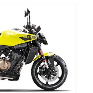 Puede incluir: Una portada de manual de reparación de la motocicleta Husqvarna Vitpilen 801 con un depósito de combustible amarillo brillante con la marca 801, motor negro, horquilla delantera y freno de disco. El texto dice Reparaturanleitung 2026, Vitpilen 801, Art-Nr.: 3403278de y FOR PIONEERS.