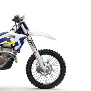 Puede incluir: Una portada de manual para la moto de cross Husqvarna FX 350 con el texto Reparaturanleitung 2026, FX 350, Art-Nr.: 3403267de y FOR PIONEERS. La imagen muestra la parte delantera de una motocicleta blanca y azul con un neumático de tacos.