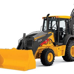 Könnte beinhalten: Ein gelb-schwarzer John Deere 710K Baggerlader mit einer großen Frontschaufel, einer vollständig geschlossenen Fahrerkabine mit Fenstern, robusten Reifen mit grobem Profil und einem heckseitigen Baggerarm mit Schaufel auf weißem Grund.