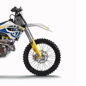 Könnte beinhalten: Ein Reparaturhandbuch für das Motorrad Husqvarna FC 350 EU mit dem Text PIONEERING SINCE 1903, REPARATURANLEITUNG 2014, FC 350 EU und Art.-Nr. 3403006de. Das Bild zeigt den vorderen Teil eines weißen, blauen und gelben Motocross-Motorrads.