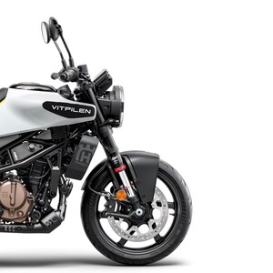 Könnte beinhalten: Ein weiß-schwarzes Husqvarna Vitpilen 125 Motorrad in der Seitenansicht von vorne. Der Text REPARATURANLEITUNG 2025 steht oben, und der Text Vitpilen 125 Art.-Nr. 3403254de befindet sich unten links neben dem Husqvarna-Logo.