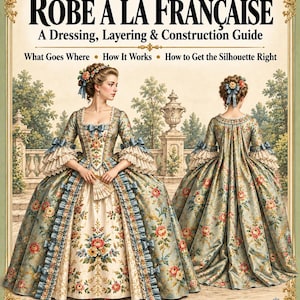 Könnte beinhalten: Ein Buchcover mit dem Titel The Robe à la Française: A Dressing, Layering & Construction Guide. Es zeigt zwei Ansichten eines floralen Kleides mit gerüschten Ärmeln, einem weiten Rock und blauen Schleifen vor einem Gartenhintergrund.