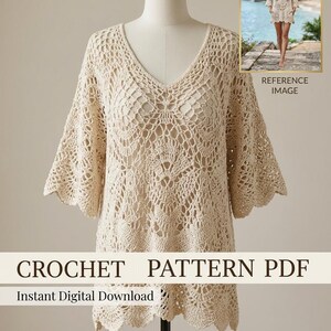 Puede incluir: Una túnica de ganchillo beige con cuello en V, mangas hasta el codo y un intrincado patrón calado con bordes festoneados. La imagen incluye el texto CROCHET PATTERN PDF e Instant Digital Download, además de una foto de referencia.