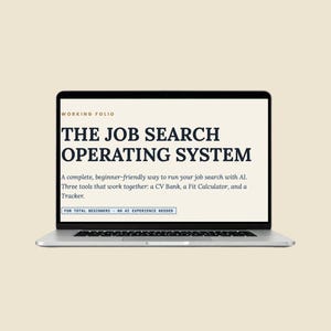 Pode incluir: Um portátil prateado exibindo uma página web intitulada Working Folio: The Job Search Operating System. O texto descreve um método de busca de emprego com IA para iniciantes, incluindo um CV Bank, um Fit Calculator e um Tracker.