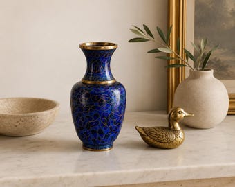 Jarrón chino antiguo de cloisonné / Etiqueta de la tienda de la amistad de Pekín con estampado floral azul / Décadas de 1960-1970