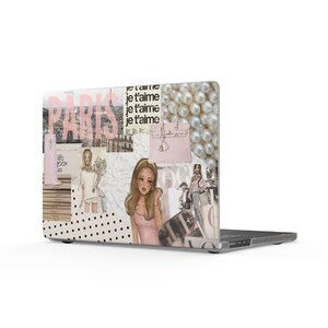 Può includere: Una skin per laptop con un collage di immagini a tema Parigi, tra cui la parola PARIS in grandi lettere rosa, una borsa rosa chiaro, perle bianche, illustrazioni di moda di persone e testo con scritto je t'aime e VOGUE su sfondo bianco.