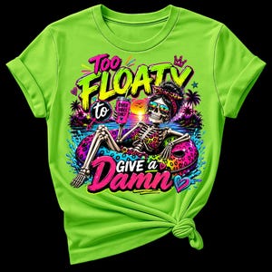 Könnte beinhalten: Ein neon-limettengrünes T-Shirt mit einer Grafik eines Skeletts mit Sonnenbrille und Leoparden-Bikini-Oberteil, das auf einem bunten Leoparden-Schwimmreifen im Wasser liegt. Der Text lautet Too Floaty to Give a Damn und River Vibes Only.