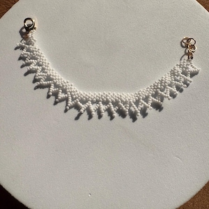 Braccialetto con perline di vetro ceche, gioiello artigianale ispirato all'Africa occidentale, regalo di artigianato.