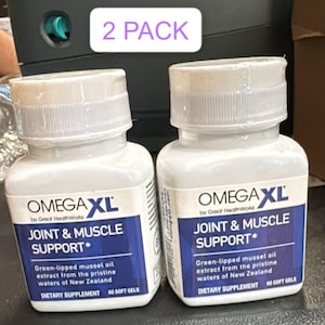 以下が含まれることがあります： 60粒のソフトジェルが入ったOmegaXLサプリメントの白いプラスチックボトル2本。ラベルには青いアクセントと「OMEGAXL by Great HealthWorks」「JOINT & MUSCLE SUPPORT」「Green-lipped mussel oil extract」という文字が記載されています。