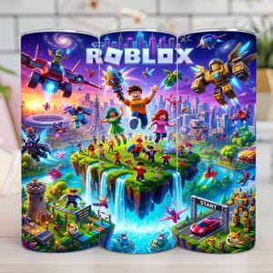 Op de afbeelding: Een cilindrische beker met een levendige, meerkleurige Roblox-grafische wrap. Het ontwerp toont verschillende blokachtige personages, een futuristische stadsskyline, zwevende eilanden met watervallen en een racebaan met een Start-bord.