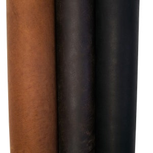 Puede incluir: Tres rollos de cuero en diferentes colores: marr&oacute;n, marr&oacute;n oscuro y negro. El cuero es liso y tiene un ligero brillo.