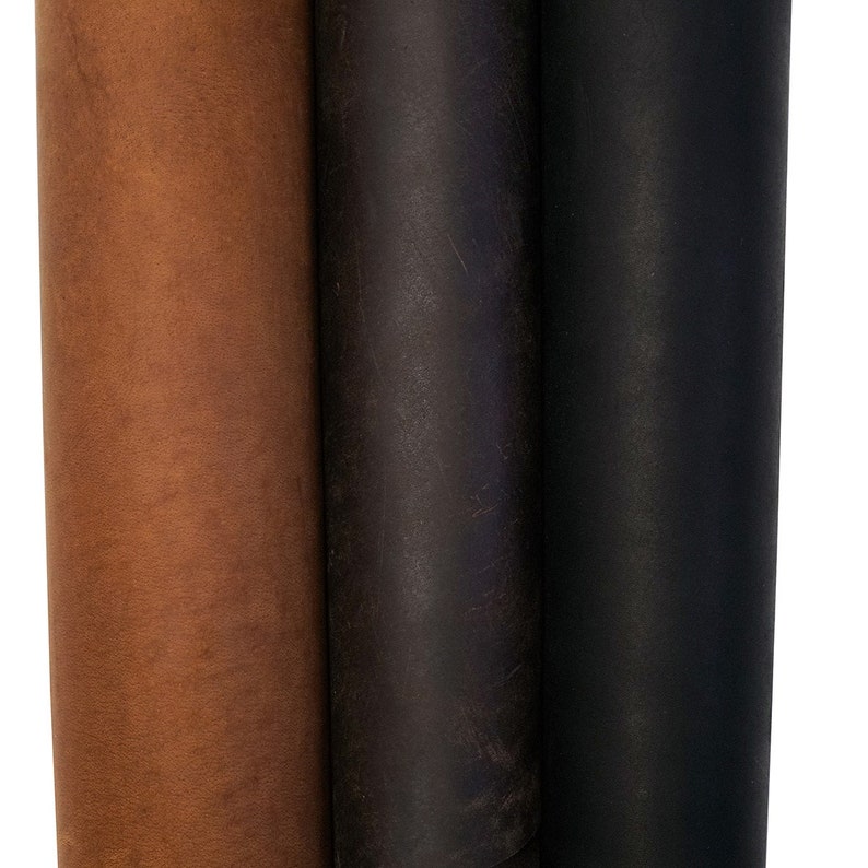 Puede incluir: Tres rollos de cuero en diferentes colores: marr&oacute;n, marr&oacute;n oscuro y negro. El cuero es liso y tiene un ligero brillo.